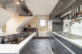 Multifunctionele woning met 3 slaapkamersOp een zeer ruim, rustig gelegen stuk grond vind je deze atypische woning met mogelijkheid tot verschillende...