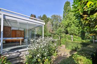 <p><span>Op de grens van Edegem en Hove bieden wij u deze op te frissen gezinswoning (144m²) aan op een perceel van 367m². Achter de woning is er een prachtig aangelegde tuin met verschillende terrassen, een veranda en tuinbergingen.</span></p><p><span>De woning is gelegen op een centrale locatie, op wandelafstand van het centrum van Edegem en Hove, in directe nabijheid van het station van Hove, winkels, scholen, verbindingswegen, ...</span></p><p><span>Tevens op wandelafstand vindt u de Romeinse Put waar u kan genieten van groen en rust!</span></p><p><span> </span></p><p><span>De woning zelf werd opgebouwd in 1935 en doorheen de jaren altijd goed onderhouden. Enige opfrissing is wel aan de orde.</span></p><p><span>Op heden beschikt de woning over dubbele beglazing met aluminium schrijnwerk, er ligt gas in de woning maar de woning wordt op heden verwarmd met airco's. De elektriciteit is niet conform aan de voorschriften van het AREI.</span></p><p><span> </span></p><p><span>Indeling:</span></p><p><span> </span></p><p><span>We betreden de woning in de centrale inkomhal. Verder door in de hal is er toegang naar de droge kelder (12m²).</span></p><p><span>Aan de rechterzijde van de woning bevindt zich de leefruimte. De klassieke indeling verdeelt de leefruimte in een zitsalon en een eetkamer.</span></p><p><span>Aansluitend aan de eetkamer is er een ruime ingerichte keuken voorzien van alle comfort. Tevens vinden we op het gelijkvloers de ingerichte badkamer met vernieuwde inloopdouche.</span></p><p><span>Een aparte berging beschikt over aansluiting voor was-en droogmachine.</span></p><p><span> </span></p><p><span>Op de eerste verdieping zijn er op heden 2 volwaardige slaapkamers, één kleine slaapkamer en een derde tussenkamer (tussen de grote slaapkamers).</span></p><p><span> </span></p><p><span>De woning is beschikbaar bij akte!</span></p><p><span> </span></p><p><span>Graag som ik de troeven van deze woning nog eens op voor u:</span></p><p><span> </span></p><ul><li><span>Centrale locatie, op wandelafstand van het station en centrum van Hove, in directe nabijheid van winkels, scholen, verbindingswegen, ...</span></li><li><span>Perceel van 367m² met prachtig aangelegde tuin</span></li><li><span>Ruime leefruimte + grote leefkeuken + veranda</span></li><li><span>Overal dubbele beglazing met aluminium schrijnwerk</span></li></ul><p><span> </span></p><p><span>EPC 265 kWh/m² jaar (C-label)</span></p><p><span>P-score: A, G-score: A</span></p><p><span> </span></p><p><span>Voor een bezoek ter plaatse kan u ons contacteren op het nummer 03 449 42 41 of mail ons via hallo@habicom.be.</span></p><p><span>Benieuwd naar de waarde van jouw woning?  Check het gratis op <span>www.watismijnhuiswaard.be</span></span><span> </span></p><p><span> </span></p>