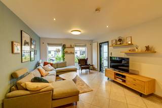 <p>Voor meer info of een bezoek ter plaatse contacteer steven@copandi.be of bel 0498 61 58 86.</p><p><br />Deze instapklare en energiezuinige woning is uitstekend gelegen in een doodlopende straat, op wandel of fietsafstand van centrum Mechelen maar in een zeer rustige wijk net achter de Stuivenbergvaart en aan het Vrijbroekpark. De meeste woningen in deze wijk dateren van eenzelfde bouwjaar, wat zorgt voor een publiek van doorgaans jonge gezinnen en een kindvriendelijke omgeving. De woning werd in 2004 gebouwd en voldoet aan alle hedendaagse vereisten: een laadpaal, zonnepanelen, EPC-label B, conforme elektriciteit, veel lichtinval en instapklaar.</p><p></p><p><strong>Gelijkvloers</strong><br />Via de inkomhal met toegang tot het gastentoilet en een berging onder de trap, komen we de woning binnen. Van hieruit betreedt je een ruime leefruimte met open keuken van meer dan 44 m², waar zithoek en eetplaats naadloos in elkaar overlopen. Aansluitend bevindt zich een veranda/overdekt terras die zorgt voor extra licht en een aangename overgang naar het ruime terras. De woning beschikt bovendien over een zeer ruime garage met plaats voor een wagen en extra opslag of wasplaats. De inkomhal is van gelijkvloers tot boven voorzien van een verticale lichtstraat, die voor licht in de ganse woning zorgt.</p><p></p><p><strong>Verdiep 1</strong><br />Op de eerste verdieping bevinden zich drie slaapkamers van verschillende groottes. Eén van deze kamers is een doorgangskamer, die dient om naar de 2e verdieping te gaan en dus wel als dressing of bureauruimte kan dienen. Daarnaast is er een ruime badkamer met douchecabine, ruim ligbad en dubbele lavabo en een apart toilet.</p><p></p><p><strong>Verdiep 2</strong><br />De tweede verdieping biedt nog twee ruime slaapkamers en een extra berging. Deze ruimtes zijn ideaal als extra slaapkamers, bureau of hobbyruimte.</p><p></p><p>Deze woning in Mechelen combineert ruimte, comfort en een praktische indeling. Dankzij de kindvriendelijke ligging, de vijf kamers, garage en aangename buitenruimte is dit een ideale gezinswoning met tal van mogelijkheden.</p><p></p><p>✅ Vijf slaapkamers<br />✅ Ruime leefruimte met open keuken<br />✅ EPC-label B, zonnepanelen <br />✅ Garage en praktische berging<br />✅ Ideale gezinswoning met veel ruimte</p>