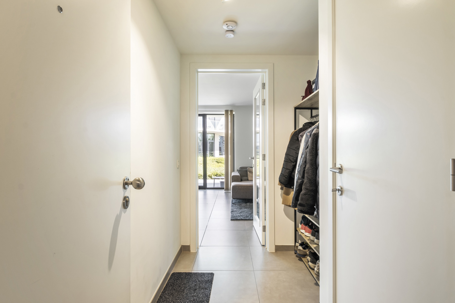 Ruim gelijkvloers 2‑slpk appartement (97 m²) met berging, autostaanplaats en terras van 33 m² — Sint‑Michiels - foto 4