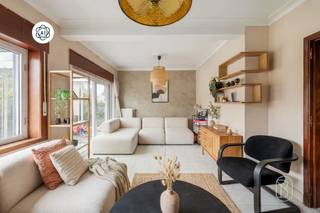 <p>Gelegen in een rustige en aangename omgeving zal deze bel-etagewoning u overtuigen met haar mooie volumes en inrichtingspotentieel.<br />Gevestigd in de prachtige streek van het Pays des Collines, biedt ze een rustige leefomgeving en blijft ze toch dicht bij alle voorzieningen.</p><p>De woning bestaat uit verschillende lichtrijke leefruimtes, met tal van mogelijkheden om een interieur te creëren dat bij u past.<br />Gelijkvloers: een veranda, woonkamer, eetkamer, uitgeruste keuken, wasruimte en een bijgebouw met zicht op buiten.<br />Op de verdieping vindt u 3 slaapkamers en een badkamer.<br />Een garage maakt het geheel compleet en de aangename tuin laat u genieten van de rust van het platteland.</p><p>Technisch: houten ramen met dubbele beglazing, verwarming op stookolie (recente ketel), hout- of pelletkachel, elektrische boiler, EPC E.</p><p>Een gezinswoning met veel potentieel, snel te ontdekken! <br />Informatie of bezoek via: aurelie@immobeguin.be</p>