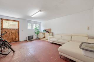 <strong>TOFFE INSTAPKLARE WONING MET GARAGE  <br />in centrum gelegen toch vrij rustige ligging </strong><br />vrij ruime garage ( elk. bediende poort) met grote ruimte daarachter van ongeveer 5 op 6 meter ( ideaal als bureel / hobbyruimte / slaapkamer ...) tof terras waar iets zeer leuks mee te doen is <br /><strong>1 ste verd</strong> :  vrij ruime living met open ingerichte moderne  keuken ( airco aanwezig ) , ruime wasplaats berging, grote badkamer met modern badmeubel <br /><strong>2 de verd</strong>   :  2 slaapkamers waarvan 1 met airco en terrasdeur naar eventueel  dakterras <br />EPC 328    recente cv ketel <br />TOP STARTERSWONING 