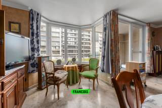 Dit instapklare appartement bevindt zich op de A. Ruzettelaan 99, parallel met de Zeedijk van Blankenberge. Dankzij de ligging nabij tal van eet- en winkelgelegenheden, én met een tramhalte op wandelafstand, geniet deze eigendom van een centrale en vlot bereikbare ligging aan de kust.<br /><br />Bij het betreden van het appartement komt u in de inkomhal die leidt tot de ruime, lichtrijke leefruimte. Grote raampartijen zorgen hier voor een aangename lichtinval en geven uit op een gezellig terras aan de voorzijde van het gebouw – perfect om buiten te genieten in alle rust.<br /><br />De leefruimte sluit naadloos aan op de volledig uitgeruste open keuken, voorzien van een kookplaat, dampkap, koelkast, spoelbak en een aansluitingsmogelijkheid voor een vaatwasser. De open indeling zorgt voor een luchtige en verbonden woonbeleving.<br /><br />Via een nachthal, bereikbaar vanuit de woonkamer, heeft u toegang tot de nachtruimtes. Het appartement beschikt over twee ruime slaapkamers en twee aparte badkamers: één badkamer is uitgerust met een douchecabine en enkele wastafel, de andere met een ligbad en eveneens een enkele wastafel. Verder treffen we in deze hal een handige bergruimte en een apart gastentoilet.<br /><br />Het appartement werd volledig voorzien van dubbele beglazing in PVC-raamwerk en beschikt over een gunstige EPC-score. Kortom, een comfortabele, goed ingedeelde en energiezuinige woonoplossing op een topligging aan zee.<br /><br />Tot slot is er op kelderniveau een garagebox die samen met het appartement wordt verhuurd.<br /><br />Aarzel niet en plan vandaag nog uw bezoek!<br /><br />Provisie €25/mnd voor de gemeenschappelijke kosten.<br /><br />Beschikbaar 01/12/2025<br /><br />