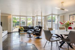 This well-maintained semi-detached building, located on a plot of 189 m², offers a living area of no less than 257 m². The house was built in 1994, has been well maintained over the years and also has solar panels, which contribute to energy-efficient living comfort.<br /><br />Upon entering the house, you will find yourself in a spacious entrance hall with a separate guest toilet. From here you can reach the kitchen with on the other side the cozy living room with a pleasant view of the garden. On the ground floor, there is also a practical storage room and an indoor garage.<br /><br />The first floor has three full bedrooms, two bathrooms and a separate toilet. In addition, the existing air conditioning provides extra comfort during hot summer days.<br /><br />Via a fixed staircase, you reach the spacious attic, where two additional bedrooms have been set up. In addition, there are two separate storage spaces, ideal for storing seasonal items or as extra storage space.<br /><br />Outside, you can enjoy the well-kept garden, where the heated swimming pool immediately catches the eye and invites you to relax. There is a detached garage with extra storage space, which makes this outdoor space not only pleasant but also very practical.<br /><br />In short, this ready-to-move-in home combines space, comfort and an excellent state of maintenance with many additional advantages. An ideal family home for those looking for carefree living.<br /><br />The property is offered through the Pre-sale formula. On 30/09/2026 between 16:00 and 18:00, you can come visit the house by appointment and make an offer. The listed price is a starting price. For further information, please contact the property agent.<br /><br />Register of measures: no