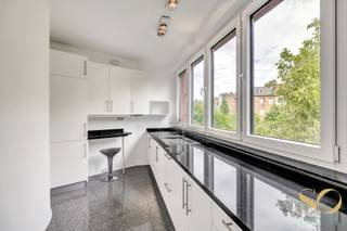 <p>In het hart van de gegeerde wijk Vogelzang, op 5 minuten wandelen van het Woluwepark en net achter het Collège Saint-Michel, ontvouwt dit weergaloze duplex PENTHOUSE van 210 m² (3 slaapkamers, 3 badkamers) zijn lichtrijke volumes over twee verdiepingen, verlengd met een terras van 54 m² met een open zicht. Gelegen in een kleinschalig gebouw met lift (2014), onderscheidt dit pand zich door de kwaliteit van de afwerking en de doordachte indeling.<br />Op de eerste verdieping geeft een inkomhal met vestiaire toegang tot een ruime doorlopende living/eetkamer, een super-uitgeruste open keuken, een aparte wasplaats, evenals twee slaapkamers met elk hun eigen aanpalende badkamer. De bovenverdieping biedt een prachtig bureau dat moeiteloos kan dienen als tweede salon, met rechtstreekse toegang tot het terras, aangevuld met de derde slaapkamer, eveneens voorzien van een eigen badkamer en een ruime dressing.<br />Het pand beschikt over een conforme elektrische installatie en een individuele gascondensatieketel. EPC-certificaat klasse C.<br /> Een grote kelder en twee parkeerplaatsen vervolledigen het geheel.<br />Gegarandeerde liefde op het eerste zicht.</p>