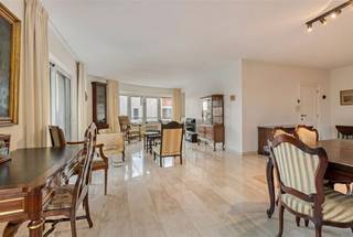 <p><span>Prachtig, uitzonderlijk ruim appartement met 2 slaapkamers, 2 terrassen en inpandige garagebox, gelegen nabij het centrum van Maaseik.</span></p><p><span> </span></p><p><span>ALGEMEEN:</span></p><p><span>-</span><span> </span><span>Appartement gelegen op de tweede verdieping. Lift aanwezig.</span></p><p><span>-</span><span> </span><span>Bewoonbare oppervlakte: ca. 150 m².</span></p><p><span>-</span><span> </span><span>Het appartement is afgewerkt met beige natuurstenenvloer.</span></p><p><span>-</span><span> </span><span>Asbestvrij en voorzien van een uitstekende EPC-score 117 kWh (label B), waardoor het appartement </span><span>niet onderhevig is aan renovatieverplichting</span><span>.</span></p><p><span>-</span><span> </span><span>Verwarming op aardgas.</span></p><p><span>-</span><span> </span><span>Aluminium ramen met dubbele beglazing.</span></p><p><span>-</span><span> </span><span>Garagebox inbegrepen in de prijs, bereikbaar via de gemeenschappelijke lift.</span></p><p><span>-</span><span> </span></p><p><span> </span></p><p><span>INDELING:</span></p><p><span>-</span><span> </span><span>Zeer ruime inkomhal met vestiaireruimte, gastentoilet met fonteintje en verluchtingssysteem en toegang tot alle vertrekken.</span></p><p><span>-</span><span> </span><span>Riante woonkamer, te bereiken via een dubbele deur. De leefruimte is voorzien van grote raampartijen die zorgen voor overvloedig natuurlijk licht en biedt toegang tot twee terrassen: een gedeeltelijk overdekt zijterras en een overdekt terras aan de voorzijde, te bereiken via een groot schuifraam.</span></p><p><span>-</span><span> </span><span>Volledig geïnstalleerde keuken voorzien van een eethoek en inductiekookplaat met dampkap, combi-oven, vaatwasser, koelkast met vriesvak en spoeltafel.</span></p><p><span>-</span><span> </span><span>Nachthal met toegang tot de slaapkamers, badkamer en berging.</span></p><p><span>-</span><span> </span><span>Slaapkamer 1: voorzien van een schuifraam, tevens uitgevend op het gedeeltelijk overdekte zijterras.</span></p><p><span>-</span><span> </span><span>Slaapkamer 2.</span></p><p><span>-</span><span> </span><span>Badkamer voorzien van dubbele wastafel, kolomkasten, inloopdouche, bidet, infraroodcabine en toilet.</span></p><p><span>-</span><span> </span><span>Ruime berging, voorzien van inbouwkasten en een aansluiting voor wasmachine en droogkast.</span></p><p><span>-</span><span> </span><span>Garagebox, te bereiken via de gemeenschappelijke lift.</span></p><p><span>-</span><span> </span><span>Parkeergelegenheid aan de voorzijde van het gebouw.</span></p>