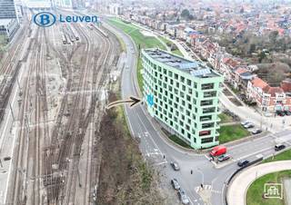 Residentie Woods: Deze studentenresidentie is gelegen aan de achterkant van het station van Leuven. Op de eerste verdieping, kijkend richting Leuven...