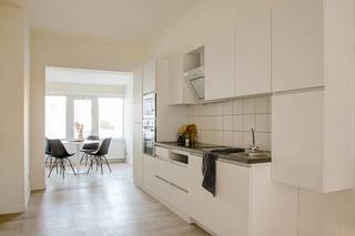 Dit veelzijdige pand combineert een ruime polyvalente ruimte van circa 300 m² met een volledig gerenoveerde triplexwoning van 151 m², waardoor het tal van mogelijkheden biedt voor ondernemers, creatievelingen, zelfstandigen of investeerders.<br /><br />De gelijkvloerse ruimte werd jarenlang gebruikt als professionele opnamestudio en beschikt over indrukwekkende volumes dankzij de royale plafondhoogte. Hierdoor leent deze ruimte zich voor uiteenlopende bestemmingen zoals een atelier, showroom, kantoorruimte, creatieve werkplaats, evenementenruimte, fitnessstudio, opslagruimte of andere professionele activiteiten (onder voorbehoud van de geldende stedenbouwkundige voorschriften).<br />Een grote troef is de dubbele toegang via zowel de Gasthuisveldstraat als de Ijzerstraat, wat zorgt voor een uitstekende bereikbaarheid en een bijzonder praktische circulatie voor klanten, leveranciers of medewerkers.<br /><br />Boven de polyvalente ruimte bevindt zich een smaakvol gerenoveerde triplexwoning met een bewoonbare oppervlakte van 151 m². De woning biedt een comfortabele en praktische indeling, verspreid over drie niveaus, en beschikt over drie volwaardige slaapkamers, een lichtrijke leefruimte, een moderne keuken en badkamer, evenals een aangenaam terras waar u in alle rust kunt genieten. Dankzij de aparte woonfunctie combineert u moeiteloos wonen en werken op één locatie, met alle comfort van een volwaardige gezinswoning terwijl uw professionele activiteit zich letterlijk onder hetzelfde dak bevindt.<br />De ligging vormt zonder twijfel een extra troef. Gelegen nabij het centrum van Mechelen geniet u van een uitstekende bereikbaarheid.<br /><br />Voor meer info en grondplannen, bezoek www.wellimmo.net of contacteer Zaka 0483/57.72.79<br /> 