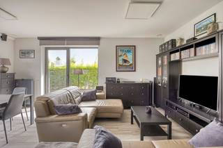Recent gelijkvloers appartement, uit 2019, van 92 m² met hoogwaardige afwerking, unieke buitenbeleving en ruime garage op wandelafstand van het centrum van Putte.<br /><br />Dit volledig instapklare appartement, gelegen in Residentie 'De Mouterij', bevindt zich vlak bij de dorpskern van Putte. Hierdoor zijn lokale handelszaken, scholen en openbaar vervoer op wandelafstand bereikbaar. Bovendien geniet u van een vlotte verbinding naar Antwerpen en Brussel via de R6.<br /><br />Via de gemeenschappelijke parktuin bereiken we de inkomhal van het gebouw, die toegang biedt tot het appartement. Bij het binnenkomen worden we verwelkomd in de inkom-/nachthal, waar voldoende ruimte is voorzien voor een vestiairekast. De nachthal beschikt over een gastentoilet en geeft toegang tot twee slaapkamers, een uitgeruste badkamer met ligbad en inloopdouche, en de stijlvol afgewerkte leefruimte. <br /><br />De ruime leefruimte met zithoek en eetplaats geniet dankzij de grote raampartijen van een overvloed aan natuurlijk licht. Aansluitend bevindt zich de hyper geïnstalleerde keuken, uitgerust met kwalitatieve Miele-toestellen en alle hedendaagse comfort. Verder beschikt de keuken over een praktische berging met geïntegreerde wasplaats.<br /><br />Troeven: EPC label A, automatische screens, twee zonnige terrassen, kelderberging, GEEN BTW - registratie (2%). Ondergrondse autostaanplaats verplicht bij aan te kopen. <br /><br />Kortom, dit geheel combineert alle hedendaagse luxe.