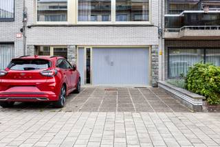 Bent u op zoek naar een grote opslagplaats of net veel parking (4-5 wagens)? Dit is een érg praktische oplossing voor zelfstandigen die gereedschap en materialen willen stockeren, ondernemers met extra voorraad of autoliefhebbers die hun voertuigen overdekt willen stallen.<br /><br />De opslagruimte (~85 m²) beschikt over een eigen manuele garagepoort, elektriciteit en verlichting. Dankzij de rechtstreekse toegang vanaf de straat en de verharde oprit vooraan kunt u gemakkelijk materiaal aan- en afvoeren. De ruime indeling biedt plaats aan drie ruime wagens of een combinatie van parkeren en opslag.<br /><br />De ligging is uitzonderlijk goed voor wie frequent op & af moet: <br />•Op 2 min ben je op de Bisschoppenhoflaan (richting Antwerpen/ring)<br />•Op 4 min ben je op de Krijgsbaan (richting Schilde/Zoersel)<br />•Op 10 min ben je op de E313 (!)<br /><br />Pluspunten:<br />•Huren via vennootschap is mogelijk!<br />•Termijn en andere voorwaarden bespreekbaar<br />•Aparte elektriciteitsmeter + gasmeter<br />•Verharde oprit vooraan: Groot genoeg voor een camionet of remorque<br />•Elektriciteit en verlichting aanwezig<br />•Eigen garagepoort met rechtstreekse toegang vanaf de straat<br />•Ruimte krijgt daglicht voor- & achteraan<br />•Veel wandruimte voor een overzichtelijke inrichting met rekken<br />•Breder gedeelte achteraan biedt mogelijkheden om parkeren en opslag te combineren<br />•Meters staan in de kelder, dus niemand moet binnen in de opslagruimte <br />•Radiatorelement aanwezig voorkomt problemen bij winterweer<br />•Ook de parkeerplaats op straat voor de oprit (publieke ruimte weliswaar) is enkel te <br />gebruiken voor de huurder van het GLV.<br /><br /><br />Onmiddellijk beschikbaar.