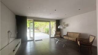 <strong>Instapklare 2-slaapkamerwoning</strong> met <strong>GARAGE</strong>, <strong>TERRAS </strong>en <strong>TUIN </strong>met <strong>ZWEMBAD</strong>, rustig gelegen in een <strong>residentiele woonwijk in Sint-Kruis</strong> en grenzend aan een bosgebied in Male!<br />+ Zeer vlotte verbinding naar de ring en het centrum van <strong>Brugge </strong>en het centrum van Sijsele!<br />+ Vlakbij bushalte!<br />+ Vlakbij de winkels in de <strong>Maalse Steenweg!</strong><br />+ Dichtbij scholen!<br />+ Energielabel C!<br />+ Geen renovatieplicht!<br />+ Privatief terras en tuin zonder inkijk ( geen achterbuur! ) <br />+ Zongerichte tuin met Zwembad!<br />+ Vlarem gekeurd zwembad!<br />+ Vernieuwd in 2010!<br />+ Zeer goede mobiscore  8,1 op 10!<br /><br />Er is tevens de mogelijkheid tot aankoop ( zonder overname! ) van het aanpalende ruime horecapand ( nr. 77 ) met groot terras! Ideaal om wonen en ondernemen te combineren of als vastgoedinvestering!<br /><br />De woonst omvat een inkom, inpandige garage, eetplaats, gezellige leefruimte met toegang tot terras en tuin, 2 grote skylights  voorzien de ruime en volledige ingerichte keuken van een royale lichtinval, 2 slaapkamers, badkamer met ligbad en douche, berging met aansluiting voor wasmachine en droogkast, een ruim en deels overdekt terras en een tuin met zwembad met achteraan nog een overdekt loungegedeelte.<br />Vastgoedinformatie in aanvraag.<br />P-score=A  G-score=A<br /><br />Bruikbare vloeroppervlakte  154 m²<br />Totale grondoppervlakte  280 m²