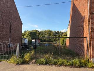 Deze bouwgrond is geschikt voor een 2- gevelwoning van 12 m breedte met grote tuin en garage, achterliggend is het bufferzone en het vrij zicht blijft, verkavelingsvergunning verkrijbaar na contact met ons kantoor.