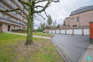 Deze garagebox met kantelpoort is gelegen aan de residentie Isabella Caroline Rose-Marie. Gunstige ligging nabij het station van Roeselare, de...