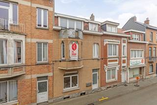 Bent u op zoek bent naar een gezinswoning, een investeringspand of een huis met ruimte voor twee gezinnen, deze woning biedt het allemaal. Grijp...