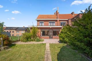 Deze ruime woning is gelegen in Tienen en biedt alle comfort van een half open bebouwing. Met een mooie tuin, een gezellig terras en een garage is dit de perfecte plek voor gezinnen die op zoek zijn naar een nieuwe thuis. De woning beschikt over een inkomhal, ruime leefruimte/eetplaats, douchekamer, keuken, apart toilet, 3 slaapkamers, badkamer en een vaste trap naar zolder. Ideaal voor een gezin of voor wie graag gasten ontvangt. De ligging van de woning is ideaal, met winkels, scholen en openbaar vervoer in de buurt. Daarnaast is er ook een vlotte verbinding naar de snelweg. Kortom, deze woning is de perfecte combinatie van comfort, ruimte en een ideale ligging. Ideaal voor wie op zoek is naar een gezellige thuis in Tienen.