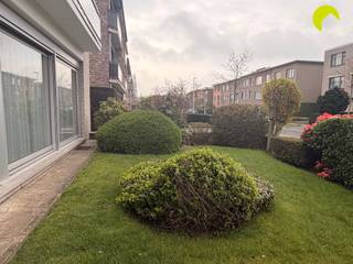 Dit lichtrijk gelijkvloers appartement vinden we nabij het centrum van Edegem, openbaar vervoer, scholen, … Indeling:We betreden het pand via de...