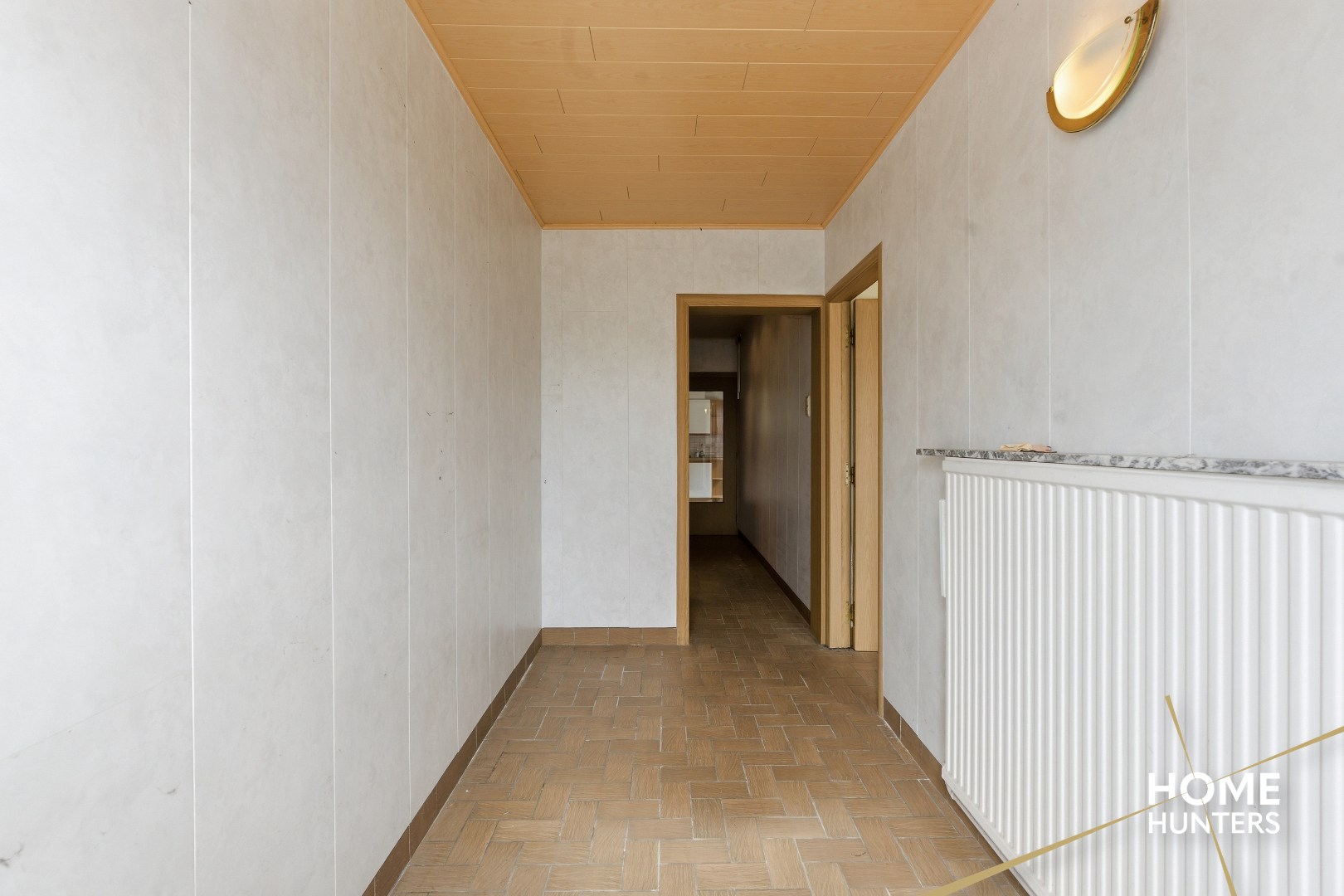 Halfopen te renoveren woning met 4 slaapkamers, ruime tuin en garage op gunstige locatie te Ieper - foto 4