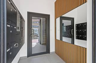Dit appartement is gelegen op 500 m van het strand en vlakbij de winkelstraat van Koksijde.<br /><br />De indeling is als volgt: inkomhal, gastentoilet, badkamer, 2 slaapkamers, keuken en lichtrijke woonkamer.<br />Er is een lift in het gebouw. Er is eveneens een gemeenschappelijke kelder.<br /><br />PLUSPUNTEN:<br />- CENTRALE LIGGING<br />- 2 VOLWAARDIGE SLAAPKAMERS<br />- 500 M VAN HET STRAND<br />- VERNIEUWDE GEMEENSCHAPPELIJKE INKOMHAL<br /><br />Er ligt een beslissing op tafel bij de VME om terrassen te voorzien voor de appartementen. (voorlopig nog niet goedgekeurd)