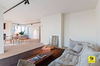 <p><span>Prachtig gerenoveerd hoek-appartement met 3 slaapkamers, 2 badkamers en 2 terrassen!</span></p><p><span>Met veel passie, kennis en kunde werd deze lichtrijke parel van maar liefst 145m² hoogwaardig gerenoveerd.</span><span> U dient enkel te verhuizen, uit te pakken en te genieten! Met een toplocatie op de gerenomeerde Fruithoflaan zijn parken, scholen, winkels, sportfaciliteiten, openbaar vervoer en invalswegen steeds vlakbij, evenals het bruisende Antwerpse stadsleven. Mis deze unieke kans zeker niet!</span></p><p><span> </span></p><p><span>Inkomhal, leefruimte, keuken &amp; wasruimte:</span></p><p><span>U betreedt dit klassevol appartement via de inkomhal met veiligheidsdeur, ingemaakte vestiaire. De aandacht gaat meteen uit naar de natuurlijke parketvloer (eik) die naadloos werd doorgetrokken in nagenoeg heel het appartement. In de riante leefruimte (49m²) accentueren de fenomenale lichtinval en het groene uitzicht het ruimtegevoel en de hoge afwerkingsgraad des te meer. De prachtige open keuken in notelaar is een ware "eye-catcher" die voorziet in kwalitatieve toestellen (inductievuur, dampkap, combi-oven, vaatwasser, koelkast en vriezer). De schitterende vloer met travertin-look, het gemarmerde composieten werkblad en de hedendaagse design-verlichting zorgen voor nog meer cachet. De praktische wasruimte met extra opbergplek is apart.</span></p><p><span> </span></p><p><span>Nachthal, slaapkamers, badkamers &amp; toilet:</span></p><p><span>U beschikt over 3 zéér ruime slaapkamers met rechtstreekse toegang tot het terras aan de achterzijde. 2 kamers beschikken over een stijlvolle dressing met ingewerkte ledverlichting. Ook de moderne badkamer laat de travertin-look geheel tot zijn recht komen en omvat een weelderige inloop-/regendouche, een dubbel badkamermeubel met 2 waskommen en bijhorende watervalkranen verwarmd door een handdoek-radiator. Als kers op de taart is er nog een tweede badkamer met wasmeubel en inloop-/regendouche. De nachthal huisvest ook het aparte toilet met handenwasser.</span></p><p><span> </span></p><p><span>Terrassen, kelder &amp; fietsberging: </span></p><p><span>Met een ZO terras aan de achterzijde en een NW terras aan de voorzijde kan u steeds in alle rust en privacy genieten van zon en schaduw, vergezeld van een feeëriek uitzicht. De extra brede terrassen werden recent gerenoveerd en lenen zich perfect om te aperitieven, te tafelen of te tuinieren op hoogte. Elektriciteit en licht is voorzien. De ruime kelder is inbegrepen. U kan ook gebruik maken van de gemeenschappelijke fietsberging.</span></p><p><span> </span></p><p><span>Extra troeven: </span></p><p><span>- Mobiscore: 9,2/10</span></p><p><span>- 145 m² cfr EPC</span></p><p><span>- Gunstig EPC B</span></p><p><span>- Nieuwe HR ramen</span></p><p><span>- Elektriciteit conform</span></p><p><span>- Asbestveilig</span></p><p><span>- 1e bewoning na renovatie</span></p><p><span>- Incl. designverlichting</span></p><p><span>- Onmiddellijk beschikbaar</span></p><p><span>- Gemeenschappelijke fietsberging</span></p><p><span> </span></p>