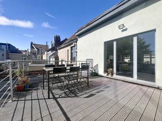 <h3>🏡 EXCLUSIEF – OPENDEURDAG OP ZONDAG 13 SEPTEMBER<br /><br />Duplex appartement met 3 slaapkamers en zuidgericht terras te koop in Elsene – Châtelainwijk</h3>
<p>Gelegen in het hart van de zeer gegeerde Châtelainwijk in Elsene, biedt dit prachtige duplex appartement met 3 slaapkamers een uitzonderlijke lichtinval, een kwalitatieve renovatie en een schitterend zuidgericht terras van ± 12 m².</p>
<p>Deze momenteel verhuurde woning vormt een uitstekende investeringsopportuniteit of een waardevolle patrimoniale aankoop in een van de meest gewilde buurten van Brussel.</p>
<h3>Indeling van het appartement</h3>
<ul>
<li>Ruime en bijzonder lichtrijke leefruimte</li>
<li>Volledig uitgeruste keuken</li>
<li>3 comfortabele slaapkamers</li>
<li>Badkamer</li>
<li>Groot zuidgericht terras van ± 12 m²</li>
<li>Privatieve kelder in de ondergrondse verdieping</li>
</ul>
<h3>Comfort & uitrusting</h3>
<ul>
<li>EPC: D+</li>
<li>Elektrische installatie conform de normen</li>
<li>Nieuwe mede-eigendom met lage gemeenschappelijke kosten</li>
<li>Individuele meters voor water, gas en elektriciteit</li>
<li>Individuele condenserende gasketel</li>
<li>Recent vernieuwd en geïsoleerd dak</li>
<li>PVC- en aluminium ramen</li>
</ul>
<h3>Toplocatie in Elsene</h3>
<p>Op wandelafstand van winkels, restaurants, openbaar vervoer en de unieke sfeer van de Châtelainwijk geniet dit appartement van een uitzonderlijke ligging in een van de meest gegeerde buurten van Brussel.</p>
<p>Een zeldzame opportuniteit op de vastgoedmarkt, ideaal als vastgoedinvestering in Brussel of voor toekomstige eigen bewoning.</p>
<p>📞 Bezoeken uitsluitend op afspraak met Olivier Halleux<br />Tel.: 0486 68 86 25<br />E-mail: olivier.halleux@weinvest.be</p>
<p>Ontdek ook andere appartementen te koop in Elsene op www.weinvest.be</p>