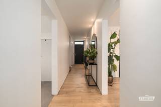 Ruimte, comfort en energiezuinig wonen komen samen in deze volledig gerenoveerde halfopen bebouwing in Kruisem!<br /><br />Deze instapklare gezinswoning combineert een totaalrenovatie met een uitzonderlijk ruime indeling en hedendaags wooncomfort. Met een bewoonbare oppervlakte van maar liefst 235 m², vier volwaardige slaapkamers en een perceel van 720 m² is dit de ideale thuis voor wie op zoek is naar ruimte, zowel binnen als buiten.<br /><br />De woning bevindt zich in Kruishoutem, deelgemeente van Kruisem, op een gunstige locatie met een vlotte verbinding naar het centrum, winkels, scholen en belangrijke invalswegen.<br /><br />Bij het betreden van de woning kom je terecht in de inkomhal, die toegang biedt tot de verschillende leefruimtes. Links bevindt zich de volledig nieuwe keuken, uitgerust met alle nodige toestellen, en toegang tot de praktische kelder. Rechts geniet je van een aangename woonkamer met zicht op de tuin. Verder beschikt het gelijkvloers over een extra ruimte die perfect kan dienen als bureau of berging.<br /><br />Op de tussenverdieping bevindt zich de badkamer. De eerste verdieping telt maar liefst vier ruime slaapkamers en een afzonderlijk toilet.<br /><br />Een absolute meerwaarde is de zolderverdieping van 60 m², bereikbaar via een vaste trap. Deze biedt nog tal van mogelijkheden voor wie extra slaapkamers, een hobbyruimte of een polyvalente ruimte wenst te creëren.<br /><br />Ook buiten heeft deze eigendom heel wat te bieden. Het perceel van 720 m² beschikt over een tuin die eveneens toegankelijk is via een praktische zij-ingang. Bovendien zijn er maar liefst drie afzonderlijke garageboxen aanwezig, ideaal voor wie meerdere wagens, extra opslagruimte of ruimte voor hobby's nodig heeft.<br /><br />Ook op energetisch vlak scoort deze woning bijzonder sterk. Dankzij de grondige renovatie beschikt de woning over een uitstekend EPC-label A. Het gelijkvloers wordt verwarmd via vloerverwarming op aardgas, terwijl de eerste verdieping voorzien is van centrale verwarming. Daarnaast is er airconditioning aanwezig op beide verdiepingen. De 17 zonnepanelen, twee regenwaterputten van elk 10.000 liter en de conforme elektrische installatie maken het geheel compleet.<br /><br />Kortom, een volledig gerenoveerde en energiezuinige gezinswoning waar ruimte, comfort en praktische voorzieningen centraal staan.<br /><br />Interesse in deze woning? Neem gerust contact op met Ruben via ruben@immofrancois.be of 0479/60.36.94 voor meer informatie of een bezoek ter plaatse.<br /><br />Denk je eraan om zelf een woning in Kruisem of omgeving te verkopen? Contacteer Ruben vrijblijvend voor een gratis waardebepaling.<br /><br />