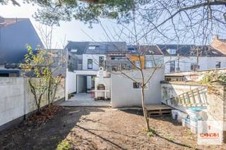 Deze instapklare, <strong>volledig gerenoveerde woning</strong> combineert hedendaags comfort met een praktische indeling.<br /><br />Bij het binnenkomen bevindt zich een inkomhal die eveneens ingericht werd als <strong>wasruimte</strong>. Daarnaast is de inkomhal ook voorzien van verschillende op maat gemaakte kasten. Verder is er een apart <strong>gastentoilet</strong>. De lichtrijke woonkamer sluit naadloos aan op de <strong>moderne keuken</strong>, die uitkijkt op het <strong>gezellige terras en de aangename tuin </strong>– ideaal om te ontspannen of gasten te ontvangen. Op de eerste verdieping bevindt zich een <strong>ruime slaapkamer </strong>met <strong>ingebouwde kasten</strong> en een <strong>comfortabele badkamer</strong> uitgerust met bad, douche, toilet en lavabo. De tweede verdieping telt nog <strong>twee slaapkamers</strong>, beide voorzien van praktische ingebouwde kasten.<br /><br />De woning werd energiezuinig gerenoveerd en beschikt over een uitstekende <strong>EPC-score van A+ (-4 kWh/(m² jaar))</strong>, mede dankzij de aanwezige <strong>zonnepanelen</strong>. Dit zorgt niet alleen voor een lagere energiefactuur, maar ook voor een toekomstgerichte en duurzame woonervaring. Het asbestattest vermeldt asbest, maar deze werd tijdens de renovatie verwijdert, waardoor er vandaag <strong>geen asbest</strong> meer aanwezig is.<br /><br />Wenst u een bezoek in te plannen? Contacteer Laura via <strong>0492 07 26 62</strong>