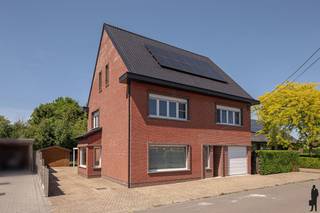 Rustig gelegen ruime gezinswoning met maar liefst 7 slaapkamers, meerdere garages en tal van praktische troeven.Deze woning combineert op ideale...