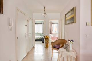 <p><strong>Ruim appartement op de eerste verdieping, rustig gelegen in Essen, op korte afstand van het station en het centrum. </strong>Dit appartement combineert een aangename woonomgeving met een vlotte bereikbaarheid en is ideaal voor wie comfortabel wil wonen in een rustige buurt, dichtbij alle voorzieningen.</p>
<p>Het appartement beschikt over een terras aan de voorzijde, twee slaapkamers, een praktische berging met aansluiting voor was- en droogmachine en een ondergrondse staanplaats.</p>
<p><strong>Indeling:<br /></strong>- Een inkomhal<br />- Een <strong>open en lichtrijke leefruimte</strong> met zit- en eetplaats<br />- Een <strong>ingerichte open keuken</strong> met voldoende kastruimte<br />- <strong>Twee volwaardige slaapkamers</strong><br />- Een <strong>badkamer </strong>met lavabo en ligbad<br />- Een <strong>berging/wasplaats</strong> met aansluiting voor wasmachine en droogkast<br />- Een <strong>terras </strong></p>
<p><strong>Bijzonderheden:<br /></strong>- Appartement gelegen op de eerste verdieping<br />- Terras aan de voorzijde<br />- Twee slaapkamers<br />- Ondergrondse staanplaats inbegrepen<br />- Rustige ligging in Essen<br />- Dichtbij station en centrum<br />- 100€ gemeenschappelijke kosten per maand</p>