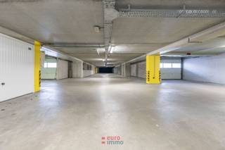 Op zoek naar een veilige plek voor je voertuig? Wij bieden een garagebox te huur aan in de Franslaan, Nieuwpoort Bad! Gelegen op verdiep -2.<br /><br />Afmetingen:<br /><br />- diepte : 5.60 m<br />- breedte: 2.90 m<br />- breedte poort: 2.60 m<br />- hoogte poort: 2 m