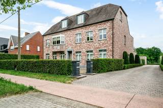 <p><span>Instapklaar gelijkvloers appartement met 2 slpks, garage, ruim terras en tuintje te Putte.</span></p><p><span> </span></p><p><span>Dit gelijkvloers appartement heeft een inkomhal met ingemaakte kasten, apart toilet, grote leefruimte met open geïnstalleerde keuken, bergruimte met kasten, badkamer met ligbad, aparte douche en dubbel lavabo-meubel, één ruime slaapkamer achteraan en een tweede kleinere kamer die voorzien is van ingemaakte kasten en doorgang geeft naar het terras en de zuidgerichte tuin. Achteraan is er een garagebox en zijn er nog 2 extra autostaanplaatsen. Deze zijn inbegrepen in de huurprijs, evenals het jaarlijkse snoeiwerk in de tuin. Het appartement is instapklaar, overal voorzien van verlichting en gordijnen, en is ideaal gelegen nabij het centrum van Putte. </span></p><p><span> </span></p><p><span>Beschikbaar vanaf 1 oktober 2026.</span></p><p><span> </span></p><p><span> </span></p>