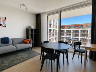 Appartement neuf tendance à Nieuw Zuid, un quartier urbain durable, calme et verdoyant. Avec les quais de l'Escaut, le Zuidpark, les commerces et les restaurants accessibles à pied, vous profitez d'un équilibre idéal entre tranquillité et vie urbaine animée.<br /><br />Cet appartement prêt à emménager d'une chambre est situé au cinquième étage d'une résidence récente et offre tout le confort moderne.<br /><br />Le séjour lumineux bénéficie de grandes baies vitrées apportant une abondante lumière naturelle et une agréable sensation d'espace. La cuisine moderne, au design épuré et intemporel, est aménagée selon un concept semi-ouvert. La chambre dispose d'une armoire encastrée pratique. La salle de bains contemporaine est équipée d'une spacieuse douche à l'italienne et d'un meuble lavabo. Un débarras séparé offre un espace de rangement supplémentaire.<br /><br />Les grandes baies vitrées donnent accès à une vaste terrasse, idéale pour se détendre.<br /><br />Les résidents bénéficient également de plusieurs équipements communs, dont une terrasse sur le toit avec vue panoramique sur la ville et un local à vélos commun. L'appartement comprend en outre une cave privative et l'immeuble est équipé d'un ascenseur.<br /><br />Charges communes : 120 €/mois (provision pour le réseau de chauffage urbain comprise).<br />L'électricité et l'eau froide sont à souscrire individuellement par le locataire.<br /><br />Disponible immédiatement.