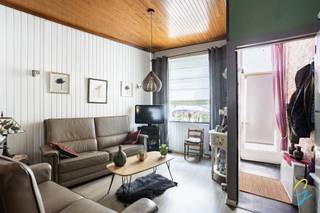 <p>Te koop te Zele!<br />Deze gezellige woning is uitstekend gelegen in het centrum van Zele, op wandelafstand van winkels, openbaar vervoer en het station.<br />Op het gelijkvloers betreedt u de woning via de inkomhal, die leidt naar een aangename en lichtrijke leefruimte. Aansluitend bevindt zich een geïnstalleerde keuken. Verder is er een badkamer met douche en een apart toilet aanwezig. Buiten geniet u van een gezellige koer/terras, ideaal om te ontspannen.<br />De eerste verdieping beschikt over twee volwaardige slaapkamers.<br />Parkeren is mogelijk in de straat.<br />Dankzij de centrale ligging en praktische indeling is deze woning perfect geschikt voor eigen bewoning, maar ook een uitstekende opportuniteit als investering met het oog op verhuur.<br />Interesse? Contacteer collega Wolf via wolf@cornelis-goeman.be of 0498 54 06 90</p>