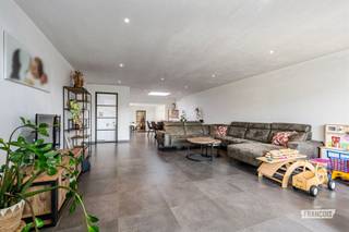 In Erpe-Mere bevindt zich deze volledig gerenoveerde halfopen bebouwing op een perceel van 530 m². De woning werd in 2022 volledig afgewerkt en combineert een hedendaagse uitstraling met een praktische gezinsindeling en alle moderne wooncomfort. Dankzij het gunstige EPC-label A is bovendien ook aan energiezuinig wonen gedacht. Op het gelijkvloers geeft de inkomhal met gastentoilet toegang tot de bijzonder ruime woon- en eetkamer. Een groot schuifraam zorgt voor veel natuurlijk licht en creëert een mooie verbinding met het terras en de tuin. Aansluitend bevindt zich de volledig uitgeruste open keuken. Via een tussenhal bereik je de ruime berging/wasplaats en een extra kamer die momenteel perfect kan worden gebruikt als slaapkamer, bureau of hobbyruimte. De aansluitende douchekamer maakt deze ruimte bijzonder veelzijdig en biedt bovendien de mogelijkheid om comfortabel gelijkvloers te slapen. Op de eerste verdieping bevinden zich de master bedroom, twee bijkomende slaapkamers en de badkamer. Hierdoor beschikt de woning in totaal over maar liefst vier mogelijke slaapkamers. Ook buiten werd gekozen voor comfort en onderhoudsgemak. De tuin werd verzorgd aangelegd en beschikt over een ruim terras waar het aangenaam vertoeven is. Daarnaast zijn er een afzonderlijke garage , een praktische zolder en een ruime oprit, waardoor er voldoende parkeergelegenheid op eigen terrein aanwezig is.<br /><br />Een bijzonder complete en energiezuinige gezinswoning waar je zonder renovatiewerken meteen kunt intrekken.<br /><br />Interesse? Vraag je bezoek aan via Immo Francois en ontdek deze instapklare woning in Erpe-Mere.<br /><br />