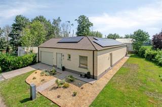 <p>Ce bungalow récent (2019) allie confort de vie contemporain et tranquillité. <br />La maison a été solidement construite et équipée avec des techniques modernes et économes en énergie, ce qui se traduit par un faible coût énergétique et un investissement tourné vers l'avenir.<br />Située dans un environnement calme et verdoyant, vous y profiterez chaque jour d'une vue dégagée et d'une agréable intimité.</p><p>INDELING : entrée avec toilettes invités, espace bureau, espace de vie ouvert et cuisine avec terrasse attenante, 3 chambres, salle de bains, buanderie, débarras, garage intérieur.<br />EXTRA : dépendance multifonctionnelle avec raccordements eau et électricité</p><p>TROEVEN:<br />-    Efficacité énergétique E18<br />-    Bel emplacement<br />-    Maison spacieuse avec 3 ou 4 chambres <br />-    Dépendance multifonctionnelle<br />-    Prêt à être emménagé</p><p>Vous avez d'autres questions sur  et/ou vous souhaitez planifier une visite ? <br />Contactez Simon au 0499 99 49 17 ou simon@heritagevastgoed.be <br /><br />Info technique : <br />-    EPC : 38 kWh/m² an | étiquette A <br />-    Urbanisme : Vg | Ag | Gmo | Gvkr | Gvv<br />-    Analyse de l'eau : score du terrain A - score du bâtiment A <br />-    La surface habitable mentionnée ci-dessus se réfère à la surface brute telle qu'indiquée dans le certificat EPC<br /> </p>