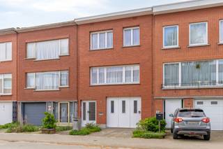 <p>Deze <strong>mooie bel-etagewoning</strong> is gelegen in Deurne, in de nabijheid van het Rivierenhof. Een ideale gezinswoning met een oprit, ruime garage en een tuin.</p>
<strong>Indeling:</strong><br />Op het <strong>gelijkvloers</strong> bevindt zich een <strong>zeer ruime garage </strong>met plaats voor <strong>twee auto’s in cascade</strong>, alsook een <strong>bergplaats</strong> en <strong>fietsenstalling.</strong><br />Via de<strong> ruime inkomhal</strong> nemen we de trap naar de <strong>eerste verdieping</strong>. Hier vinden we de<strong> ruime woonkamer, eethoek, toilet en keuken</strong>. Aansluitend aan de<strong> keuken</strong> bevindt zich een <strong>veranda </strong>over de volledige breedte van de woning.<br />Op de <strong>tweede verdieping</strong> zijn er <strong>drie slaapkamers, </strong>een<strong> badkamer </strong>en een <strong>tweede toilet.</strong><br /><br /><strong>Bijzonderheden:</strong><br />- <strong>Ruime kelder;</strong><br />- <strong>Renovatieproject;</strong><br />- Veel parkeergelegenheid.<br /><br /><strong>Ligging:</strong><br />Gelegen in een zeer <strong>gegeerde en rustige wijk te Deurne.</strong> Scholen, winkels en openbaar vervoer bevinden zich op wandelafstand.