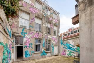 <p><strong>Achteringelegen studio met gemeenschappelijke voorzieningen.<br /><br />Indeling</strong><br />We betreden deze studio op de eerste verdieping van het achterste gebouw. Bij binnenkomst komen we uit in de kitchenette, voorzien van een keramisch vuur, dampkap, oven en spoelbak. Vervolgens, de leefruimte met slaaphoek. De studio beschikt over een <strong>aparte badkamer</strong> uitgerust met een douche, wastafel en toilet. <br />Het gebouw biedt extra voorzieningen, zoals een <strong>gemeenschappelijke ontspanningsruimte met wasfaciliteiten</strong> en een gedeeld terras waar bewoners kunnen ontspannen.</p>
<p><strong>Bijzonderheden:<br /></strong>EPC label <strong>D</strong>; <br />Maandelijkse kosten: ca. 80,- EUR (Beheer; blokpolis; onderhoud/verbruik van de algemene delen + waterverbruik);<br />Fietsenstalling;<br />Ideaal als <strong>studentenkamer, Airbnb </strong>of<strong> investering.</strong></p>
<p><strong>Locatie</strong><br />Deze <strong>centrale ligging</strong> biedt een uitstekende bereikbaarheid met tal van openbaar vervoersmogelijkheden, vélo-stations en belangrijke invalswegen in de onmiddellijke nabijheid. Op wandelafstand vindt u de De Keyserlei en aan de andere kant, Park Spoor Noord, ideaal voor ontspanning en recreatie.</p>