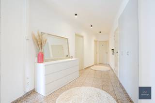 Dit uitstekend gelegen en bijzonder goed onderhouden appartement bevindt zich op de grens van Gent en Ledeberg, meer bepaald aan de rotonde van...