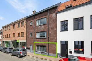 In een recente residentie met lift, op wandelafstand van het station, bevindt zich dit ruime en lichtrijke appartement op het gelijkvloers...