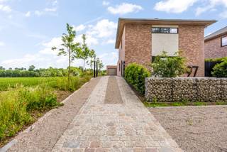 Moderne woning met 3 slaapkamers en EPC A+<br /><br />Opendeurdag zondag 28 juni vanaf 14:00 tot 17:00 uur.<br />Telefoon: 0472 82 92 21<br /><br />Ontdek deze charmante woning met 3 slaapkamers en een bewoonbare oppervlakte van 170m², gelegen op een perceel van 1580m². De woning, gebouwd in 2024, biedt een uitstekende EPC-score A+, wat garant staat voor een lage energiefactuur. Met zijn 4 gevels geniet u van veel lichtinval en een optimale oriëntatie.<br /><br />De woning beschikt over een ruime garage en een aangelegde oprit. Op de begane grond bevinden zich de leefruimtes en de keuken, terwijl de eerste verdieping de slaapkamers en de badkamer huisvest. Een zolder biedt extra opslagruimte.<br /><br />Buiten kunt u genieten van een aangelegd terras. De ruime tuin biedt tal van mogelijkheden voor tuinliefhebbers. Deze woning combineert modern wooncomfort met een rustige ligging en is een unieke kans!
