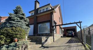 Charmante woning met ruime tuin, weide en grote garage/werkhuis op toplocatie<br /><br />Bent u op zoek naar een woning met karakter, ruimte en tal van mogelijkheden? <br />Deze charmante woning op een perceel met tuin én een weide van maar liefst 30 are biedt een unieke kans voor wie houdt van buitenleven, hobbyruimte of dieren.<br /><br />Indeling gelijkvloers:<br />Via de inkomhal betreedt u de gezellige woning met een lichtrijke zithoek en eetplaats. <br />Aansluitend bevindt zich de keuken en een praktische stookplaats. <br />Daarnaast is er een extra kamer die perfect kan dienen als tweede zithoek, hobbyruimte of ruime berging. <br /><br />Vanuit de woning heeft u toegang tot een knus overdekt terras waar het heerlijk vertoeven is.<br /><br />Buitenruimte:<br />De eigendom beschikt over een ruime tuin met daarachter een weide van 30 are – ideaal voor dierenliefhebbers of wie op zoek is naar rust en ruimte. <br />Bovendien is er een uitzonderlijk grote garage/werkhuis van maar liefst 133 m², perfect voor zelfstandigen, hobbyisten of opslag.<br /><br />Verdieping:<br />Op de eerste verdieping vindt u 3 volwaardige slaapkamers en een badkamer.<br /><br />Extra troeven:<br /><br />Bouwjaar 1965<br />Woning met veel potentieel (op te frissen naar eigen smaak)<br />Groot werkhuis/garage van 133 m²<br />Perceel met tuin en weide (30 are)<br />Ideaal voor dierenliefhebbers<br />Centrale ligging nabij winkels en voorzieningen<br />Vlotte verbinding naar autosnelweg richting Leuven en Brussel<br /><br />Deze eigendom combineert ruimte, ligging en mogelijkheden – een buitenkans voor wie op zoek is naar een woning met karakter en uitbreidingspotentieel.<br /><br />Prijs bespreekbaar!<br /><br />Interesse? Contacteer ons voor een bezoek!<br /><br />EPC: 746 kWh/m² - UC: 20230730-0002954032-RES-1<br />(Woongebieden met landelijk karakter/agrarische gebieden-Vergunning-Geen verkavelingsvergunning-Voorkooprecht-Geen rechterlijke herstelmaatregel of bestuurlijke maatregel opgelegd)<br />Bestuursmaatregelen in het maatregelenregister: nee