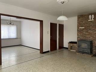 Ontdek deze instapklare woning met een ideale ligging in het gezellige Lembeke. Bij het binnenkomen word je verwelkomd door een ruime inkomhal en een...