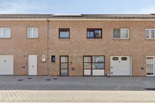 <h2><span>Charmante maison pour jeunes couples dans le centre d'Audenarde</span></h2><p><span>Vous recherchez un logement prêt à emménager dans un emplacement de choix ? Alors cette maison chaleureuse située au cœur d’Audenarde mérite sans aucun doute une visite. Grâce à son </span><span>label EPC B</span><span>, </span><span>aucune rénovation n’</span><span> est </span><span>obligatoire</span><span>, et le fait que la maison soit </span><span>exempte d’amiante</span><span> représente </span><span> un souci en moins pour le nouveau propriétaire.</span></p><p><span>Le hall d'entrée, doté de toilettes pour invités, donne accès au salon spacieux et lumineux, équipé d'une cuisine ouverte entièrement aménagée. La véranda attenante constitue un agréable espace de vie supplémentaire et offre une belle transition vers l'extérieur.</span></p><p><span>L’ancien garage a été aménagé de manière pratique en bureau ou local technique et dispose en outre d’un débarras supplémentaire et de placards intégrés, ce qui est idéal pour ceux qui ont besoin d’espace de rangement supplémentaire ou d’un espace de travail à domicile.</span></p><p><span>Au premier étage se trouvent trois chambres à part entière, une buanderie séparée et une salle de bains soignée avec des toilettes supplémentaires.</span></p><p><span>À l’extérieur, vous profiterez d’une cour urbaine agréable et ensoleillée où vous pourrez vous détendre en toute tranquillité ou prendre un repas convivial.</span></p><p><span>Sa situation centrale, à quelques pas des commerces, des écoles, des restaurants et des transports en commun, rend ce logement particulièrement attrayant pour les jeunes couples, les jeunes familles ou les investisseurs à la recherche d’un logement sans souci et économe en énergie dans le centre animé d’Audenarde.</span></p><p><span>Atouts :</span></p><ul><li><span>Logement prêt à emménager</span></li><li><span>Label EPC B, aucune obligation de rénovation</span></li><li><span>Sans amiante</span></li><li><span>3 chambres à part entière</span></li><li><span>Bureau/local technique avec débarras supplémentaire</span></li><li><span>Cour intérieure ensoleillée</span></li><li><span>Panneaux solaires</span></li><li><span>Stores pare-soleil aux fenêtres</span></li></ul><p><span> </span></p><p><span> </span></p><p><span>Prenez rendez-vous via jurgen@immodhondt.be</span></p>