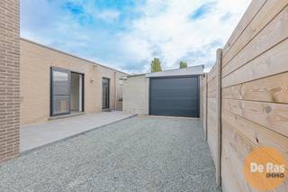 <br /><br />BAVEGEM - Deze vrijstaande woning is gelegen in een rustige straat en biedt alles wat je nodig hebt voor comfortabel wonen. De ligging is hier een grote troef, enerzijds zeer centraal gelegen met een vlotte verbinding tot de N9 en de E40, anderzijds rustig en groen. Scholen, winkels en openbaar vervoer zijn aanwezig in de omgeving.<br /><br />Deze woning bestaat uit een inkomhal, een grote woonkamer uitgerust met ingebouwde 7.1 dolby surround systeem met elektrisch uitrolbaar projecteerscherm. Kortom, ingericht voor een ware cinema beleving. De living met houtkachel voor een gezellige warmte, sluit naadloos aan bij de keuken met groot schuifraam naar het terras en tuin. Achteraan de woning is er nog een ruime berging, apart toilet en moderne badkamer met inloopdouche.<br /><br />Op het verdiep zijn er 3 slaapkamers, waarvan een master bedroom met grote, ingebouwde kast.<br /><br />Achteraan de oprit is er nog een ruime garage van 100m² voorzien van nieuw dak en gevels, sectionale poort, netwerk, 3-fasig elektriciteit, krachtstroom en 15 zonnepanelen. Ideaal voor zelfstandigen. Naast de grote tuin met terrassen zijn er nog leuke extra's zoals videofoon, alarm en videobewaking (mogelijk), EK conform, nieuw dak met isolatie, opbergruimte in kelder en zolder, betonnen gewelven, nieuwe gevels met isolatie, muggenramen, LED-verlichting, nieuwe CV-ketel op gas ...<br /><br />Op zoek naar een instapklare woning waar reeds veel energetische ingrepen uitgevoerd werden? Info en bezoek 053/60.65.60.