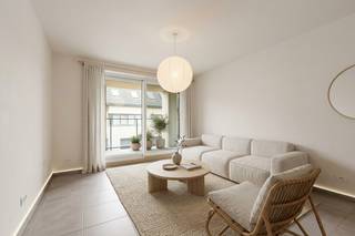 In Residentie ‘Hannelore’, een recente realisatie uit 2024, vindt u dit bijzonder energiezuinige en instapklare appartement aan de Ettelgemsestraat 83 te Oudenburg. Een mooie opportuniteit voor wie comfortabel en hedendaags wil wonen op een vlot bereikbare locatie nabij het centrum.<br /><br />Een belangrijk pluspunt: ondanks het recente bouwjaar wordt het appartement verkocht onder het stelsel van registratierechten en niet onder btw.<br /><br />Via de ruime inkomhal met gastentoilet komt u binnen in de lichtrijke en aangename leefruimte. De open, volledig geïnstalleerde keuken sluit hier mooi op aan en vormt samen met de woonkamer één ruim geheel. Vanuit de leefruimte heeft u rechtstreeks toegang tot het overdekte terras, waar u in alle rust van de buitenlucht kunt genieten.<br /><br />De nachthal geeft toegang tot twee volwaardige slaapkamers en een moderne badkamer, uitgerust met een ruime inloopdouche.<br /><br />Ook op vlak van energieprestaties scoort dit appartement bijzonder sterk. Met een E-peil van slechts E12, vloerverwarming, zonnepanelen en een ventilatiesysteem geniet u van hedendaags wooncomfort én een laag energieverbruik.<br /><br />Binnen de residentie is bovendien een gemeenschappelijke fietsenberging aanwezig. Parkeren vormt evenmin een probleem: voor het gebouw is er gratis parkeergelegenheid. Daarnaast bestaat de mogelijkheid om een afzonderlijke garage buiten het complex over te nemen.<br /><br />Troeven<br />- Recente residentie uit 2024<br />- Zeer energiezuinig - E-peil E12<br />- 2 volwaardige slaapkamers<br />- Overdekt terras<br />- Vloerverwarming<br />- Zonnepanelen<br />- Ventilatiesysteem<br />- Gemeenschappelijke fietsenberging<br />- Gratis parkeermogelijkheden voor het gebouw<br />- Mogelijkheid tot overname van een garage<br />- Centrale en vlot bereikbare ligging nabij het centrum van Oudenburg<br />- Aankoop onder registratierechten – geen btw<br /><br />Een recent, energiezuinig appartement met twee slaapkamers én een bijzonder interessante aankoopformule. Ideaal voor eigen bewoning, maar eveneens interessant als investering.<br /><br />Meer informatie of een bezoek ter plaatse? Neem gerust contact op met Vastgoed Sinnaeve. Wij begeleiden u graag bij een bezoek aan Residentie ‘Hannelore’.