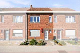 Op zoek naar een gezellige woning op een rustige ligging, maar toch dicht bij het centrum? Deze charmante woning in Staden biedt een aangename combinatie van rust, comfort en praktische ruimtes. <br /><br />De woning beschikt over een gezellige leefruimte met eetplaats en zithoek, een keuken, 3 slaapkamers en de mogelijkheid om een vierde slaapkamer te creëren op zolder. Daarnaast zijn er een badkamer, berging en een aangebouwd bijgebouw. <br /><br />Ook buiten is het aangenaam vertoeven dankzij de charmante tuin, een fijne plek om te genieten van de rust en het groen. 🌿<br /><br />Met een bewoonbare oppervlakte van ca. 135 m² is dit een praktische woning met een warme uitstraling en heel wat mogelijkheden. De woning heeft een EPC-label F. Hierdoor is de renovatieverplichting van toepassing. <br /><br />Een gezellige woning op een rustige ligging, vlak bij het centrum van Staden. Een mooie kans voor wie op zoek is naar een woning met karakter en mogelijkheden!<br /><br />📞 Interesse? Contacteer Thijs, Friedel of Nina:<br />📲 051 57 54 61<br />📧 thijs@grouptrybou.be | friedel@grouptrybou.be | nina@grouptrybou.be