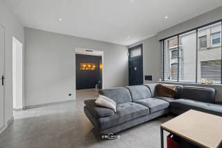 Ben je op zoek naar een instapklare woning met een ideale ligging? Deze charmante halfopen bebouwing in Zele combineert comfort, bereikbaarheid en natuur in één geheel.<br /><br />De woning ligt op wandelafstand van een buurtwinkel, school en tankstation. Het station en diverse winkels bevinden zich op korte fietsafstand. Daarnaast ligt de prachtige Durmevallei vlakbij — ideaal voor wandel- en fietsliefhebbers.<br /><br />Troeven van de woning<br />- Volledig gerenoveerd in 2022<br />- Moderne, volledig uitgeruste keuken met 5-pits gasvuur<br />- 2 volwaardige slaapkamers + bureau/mogelijke 3de slaapkamer<br />- Ruime dressing<br />- 2 toiletten (boven en beneden)<br />- Groot terras van 50 m² bereikbaar via de zijweg<br />- Kelder, garage en stalling met veel opbergruimte<br />- Zonnepanelen aanwezig<br />- EPC B – 192 kWh/m²<br />- Verwarming via condenserende gasketel<br />- Extra gezellige pelletkachel als bijverwarming<br /><br />Deze woning biedt het comfort van een recente renovatie in een rustige omgeving, met alle nodige voorzieningen binnen handbereik.<br /><br />Heeft u intresse in de woning en wenst u meer informatie of kom je graag eens op bezoek? Contacteer mij via het email adres felix@uw-huis.be of bel naar het telefoonnummer 0