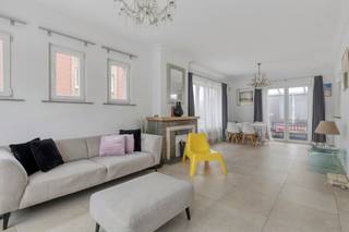 <p>Ontdek deze ruime en lichtrijke 3-gevelwoning, ideaal gelegen op wandelafstand van het centrum van Wemmel en met een vlotte verbinding naar Brussel.</p>
<p>De gezellige woonkamer van 36 m² sluit aan bij een semi-uitgeruste keuken en een lichtrijke veranda van 14 m² – de perfecte plek voor ontspanning of gezellige familiebijeenkomsten.</p>
<p>Op de eerste verdieping bevinden zich drie slaapkamers van 16 m², 12 m² en 9 m², een apart toilet en een moderne doucheruimte van 4 m² met inloopdouche. De tweede verdieping biedt een ruime zolderkamer van 55 m² met aparte leefruimte en een badkamer van 6 m² met ligbad en toilet, ideaal als master bedroom of extra woonruimte.</p>
<p>Verder beschikt de woning over een kelder van 16 m² en een garage van 36 m². De woning is uitstekend gelegen in een faciliteitengemeente, dichtbij winkels, restaurants, scholen en openbaar vervoer. Buslijnen 272 en 355, het station van Wemmel en de Ring richting Brussel zijn eenvoudig bereikbaar. Het Universitair Ziekenhuis Jette ligt op slechts 10 minuten.</p>
<p>Kortom: een instapklare 3-gevelwoning met ruime leefruimtes, garage en tuin, perfect voor wie comfortabel en centraal wil wonen nabij Brussel.</p>
<p><em>Opgelet: de woning bevindt zich in een overstromingsgevoelig gebied.</em></p>