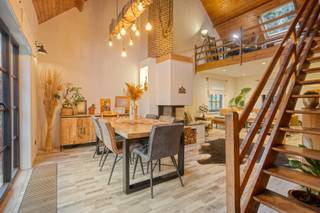 Deze ruime en goed onderhouden villawoning is afgewerkt met hoogwaardige materialen en werd rond 2018 volledig vernieuwd. Ze is gelegen in een rustige en groene wijk en biedt dus veel privacy en comfort.<br /><br />Bij binnenkomst word je verwelkomd in een mooie inkomhal die toegang biedt tot de woonkamer en nachthal. De sfeervolle ruime woonkamer beschikt over een houtkachel, wat bijdraagt aan een warme en gezellige sfeer. Deze woonkamer geniet aangenaam veel lichtinval, terwijl de nodige zonnewering zorgt voor een aangenaam binnenklimaat. De eetplaats in de leefruimte grenst aan de keuken en biedt een prachtig zicht over de tuin.<br />De keuken is volledig uitgerust met kwalitatieve inbouwapparatuur waaronder een gaskookplaat, afzuigkap, combi-oven, combi-stoomoven, vaatwasser en koelkast. <br /><br />De nachthal op het gelijkvloers biedt toegang tot drie slaapkamers, het gastentoilet en de ruime badkamer, welke voorzien is van een inloopdouche en dubbele wastafel in meubel.<br /><br />Via een vaste trap betreed je de verdieping met vide, gezellige lounchehoek en studio/ loft. Deze gezellige ruimte van ca 68 m² kan ingedeeld worden als vierde luxe slaapkamer met ruimte voor een zithoek en is voorzien van een ensuite badkamer met inloopdouche, toilet en wastafel. <br /><br />Naast de woning bevindt zich een aanbouw welke dienst doet als garage met mogelijkheid tot het aansluiten van een toilet, voorzien van aansluiting voor wasmachine, en voldoende stockage ruimte. Deze aanbouw kan eventueel ook omgebouwd worden tot bvb. een extra slaapkamer of bureauruimte. <br /><br />De tuin is volledig aangelegd en voorzien van diverse bomen, struiken en een ingebouwd zwembad, waardoor een groene en rustgevende buitenruimte ontstaat. Het prachtige bijgebouw is opgetrokken met een houtstructuur en kan prima ingericht worden als gezellige buitenhoek (deze is niet zichtbaar op de foto's). <br /><br />* sproei-installatie aanwezig<br />* afgewerkt met degelijke materialen<br />* 100% gezelligheid<br />* gunstig EPC! (B- label)<br />* 11 zonnepanelen<br />* voldoende parkeermogelijkheden <br /><br />Stedenbouwkundige inlichtingen: vergunning uitgereikt (Vg), geen rechterlijke herstelmaatregel of bestuurlijke maatregel opgelegd (Gmo), gelegen in gebieden voor de vestiging van kerninstallaties (zonevreemde woning), geen voorkooprecht ruimtelijke ordening aanwezig (Gvkr), geen verkavelingsvergunning (Gvv)