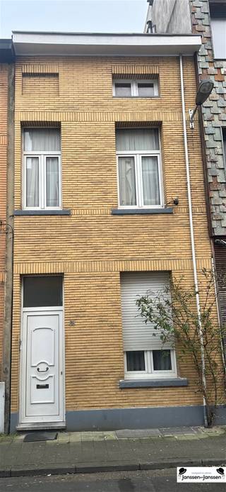 Charmante woning te Antwerpen met drie slaapkamers en een bewoonbare oppervlakte van circa 100 m². Deze degelijke stadswoning biedt een...