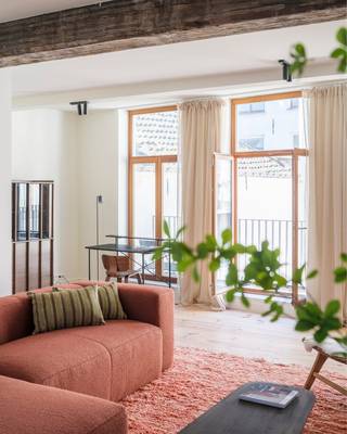 Op deze toplocatie, in het hartje van Gent, vinden we dit prachtig, historisch gebouw, ze werd volledig gerestaureerd/gerenoveerd. Deze woning heeft de ingang langs de Ballenstraat, hier is een fietsenberging voorzien. Op de eerste verdieping  kom je binnen in de ruime leefruimte met veel lichtinval, er is ook toegang tot het terras. Aan de voorzijde bevindt zich de geïnstalleerde keuken en eetplaats. De open trap geeft toegang tot de twee slaapkamers en badkamer met dubbele lavabo, douche, en apart toilet. Onmiddellijk beschikbaar. Uitermate geschikt voor expats, starters, ... verhuur via jaarcontract (korte duur bespreekbaar vanaf 6 maanden). 